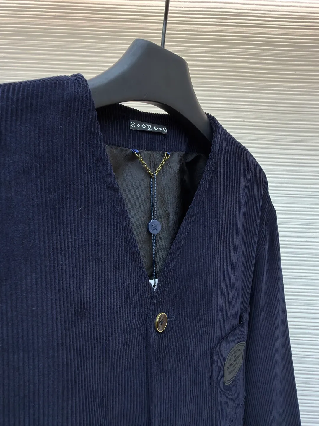 LOUIS VUITTON Corduroy V-neck long-sleeved jacket ●Original version: Purchased and developed at 20700 ●Item number: 1682377-C00 ●Fabric: corduroy fabric ●Technology: Fabric fermentation washing ●Color: navy ●Version: fitted version ●Weight: about 875 grams ●Size: 46-48-50-52 ●Description: This Louis Vuitton corduroy V-neck jacket is made of 32-pit high-density combed corduroy fabric, which has been treated with an enzyme washing process. The velvet strips are full and neat and soft to the touch. The fabric has been preshrunk and anti-static at the same time, making it less prone to static electricity when worn and having a stable shape. The body adopts three-dimensional tailoring to create a simple V-neck shape. The collar is designed without interlining to better fit the neck line. The custom metal buttons on the placket are matte electroplated to form a texture contrast with the navy corduroy. The brand logo on the chest adopts template embroidery technology, with precise pattern positioning, dense stitching and no skipping. The front patch pocket is hand-wrapped, and the bag mouth is smooth and wear-resistant. The side seams and shoulder seams are reinforced with double-needle stitching, with 11 stitches per inch. The inner lining is made of breathable cotton blend material. The overall craftsmanship takes into account the retro texture of corduroy, the brand's exquisite retro texture, and the brand's exquisite details. The overall wiring is straight and delicate, the fabric is comfortable and soft, and the color is consistent without color difference. It can be matched with the same style to create a fashionable look and control various occasions. Customized accessories, complete with three standards, same style for men and women!